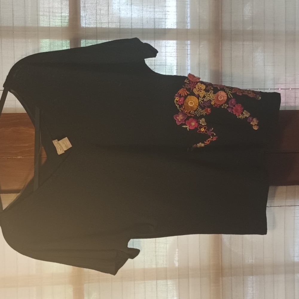 NWOT Black Beautiful Exotic Chico's V Neck Linen Top w Elephant Decor US Size S